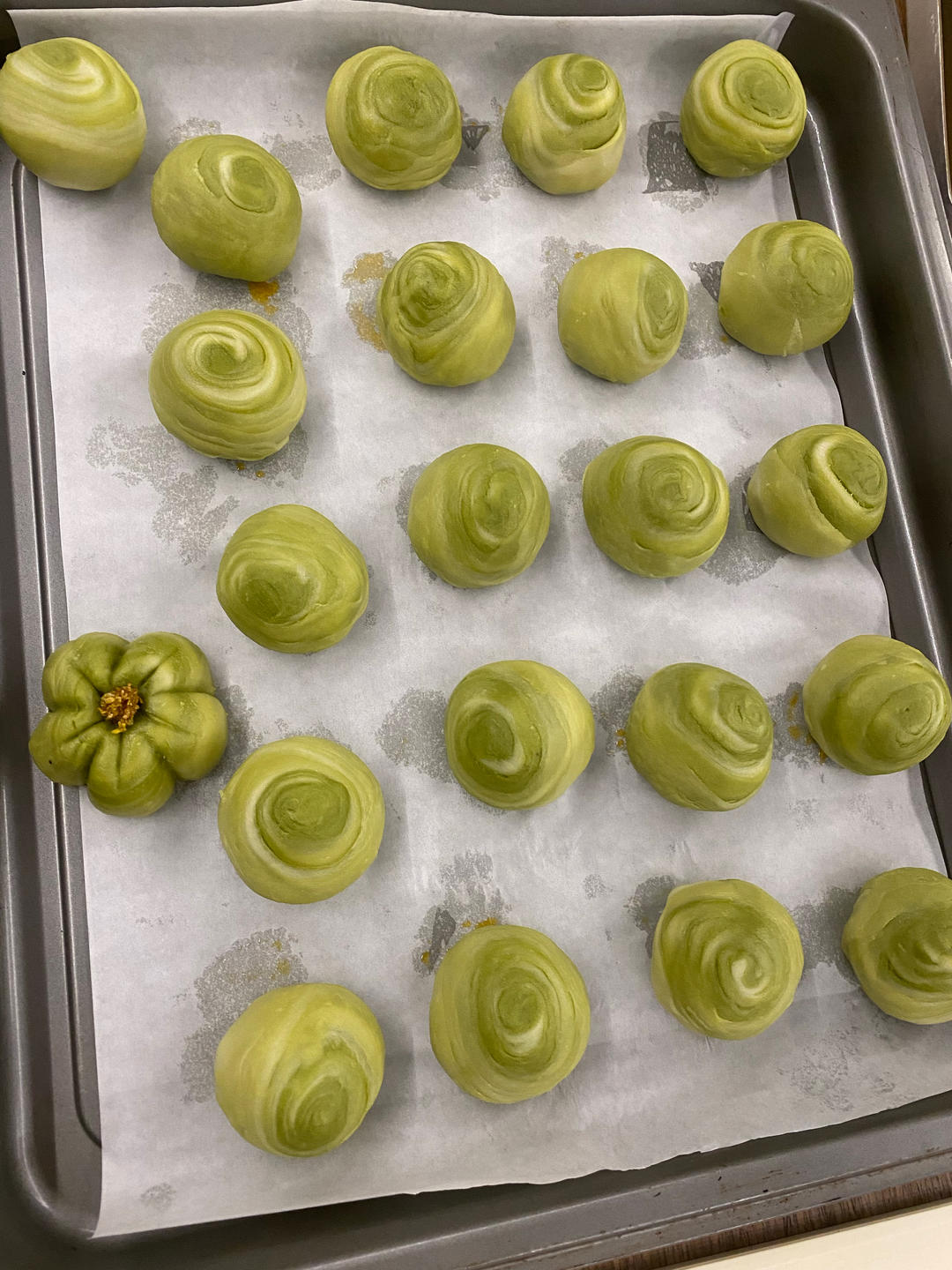 彩虹渐变蛋黄酥（无需揉出膜）