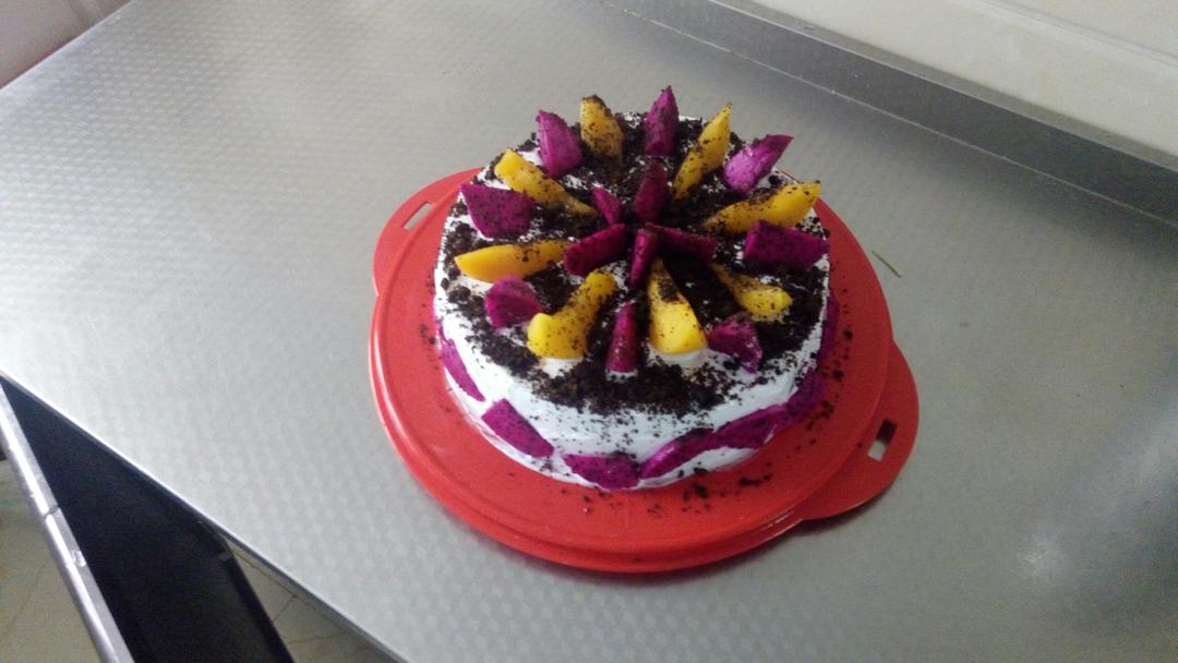 厨房小白的蛋糕首秀,祝我生日快乐差强人意的摆盘可我还是觉得挺好看