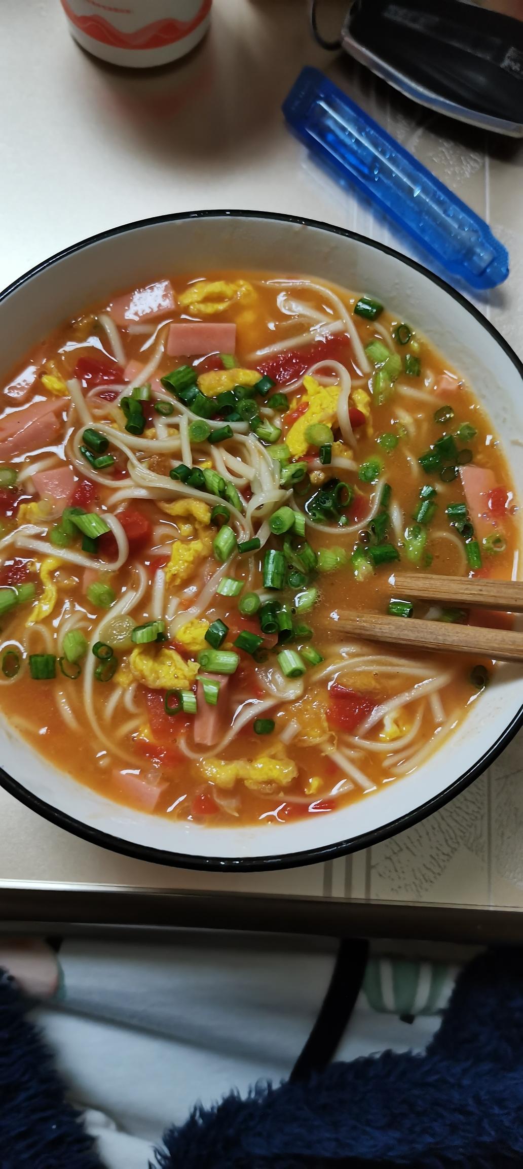 再炒番茄,番茄和鸡蛋融为一体后加水煮面最