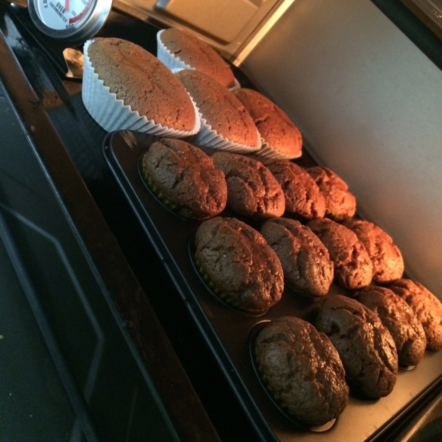 超润巧克力纸杯蛋糕（非常适合裱花、盖糖皮的cupcake方子）