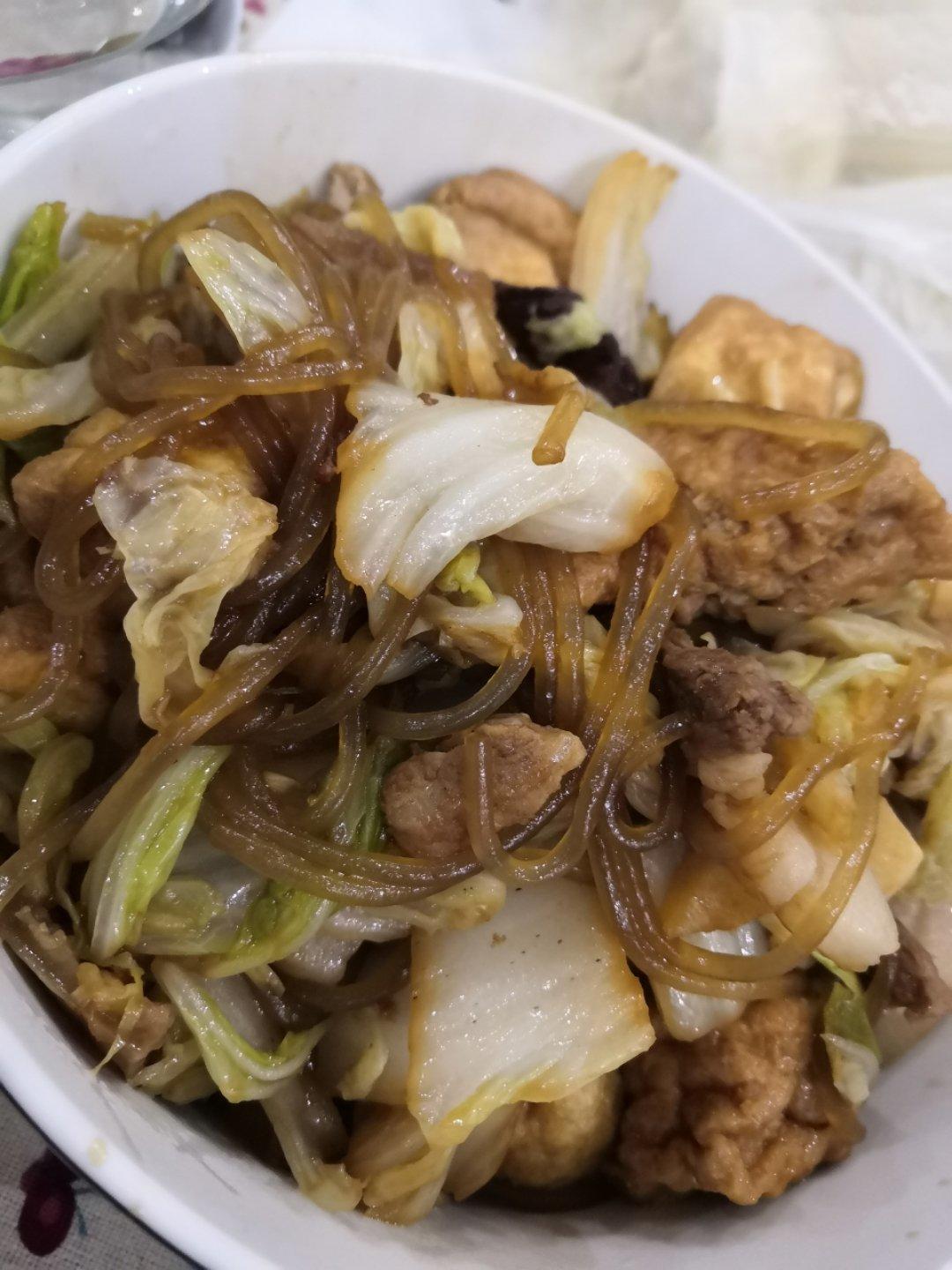家常白菜炖粉条加豆腐泡