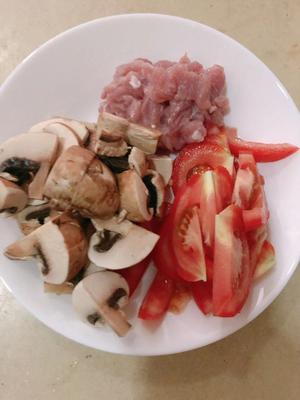 开胃又低脂的快手小炒：菌菇炒肉的做法 步骤1