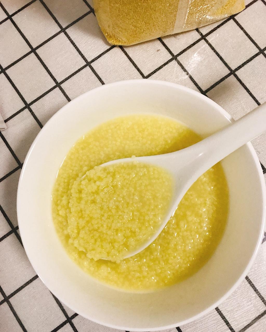 凉拌西瓜皮做的小米粥