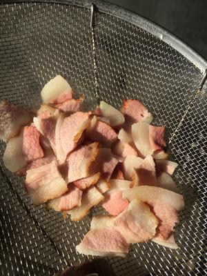 属于冬日的红菜苔炒腊肉的做法 步骤3