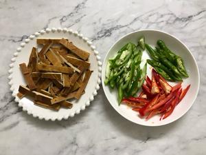 青红椒炒香干‼️给肉都不换的做法 步骤1