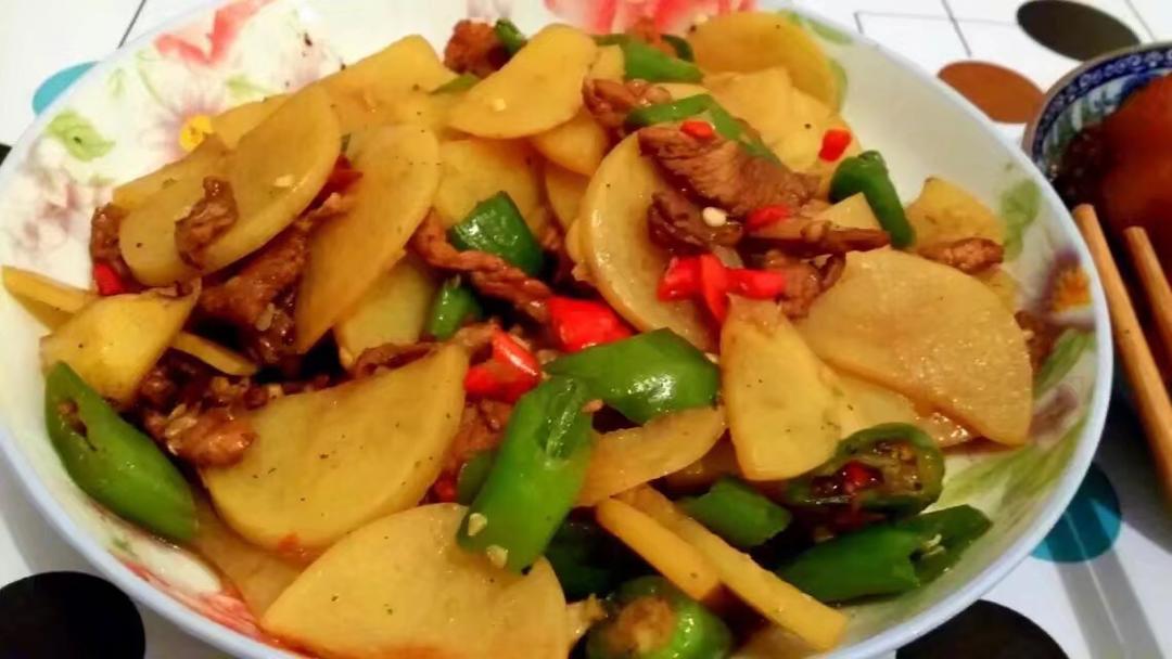 二师兄做给大师兄吃做的肉炒青椒土豆片