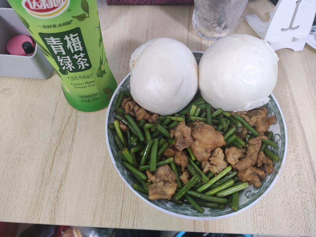 10分钟搞定的蒜苔炒肉，能吃三碗米饭。