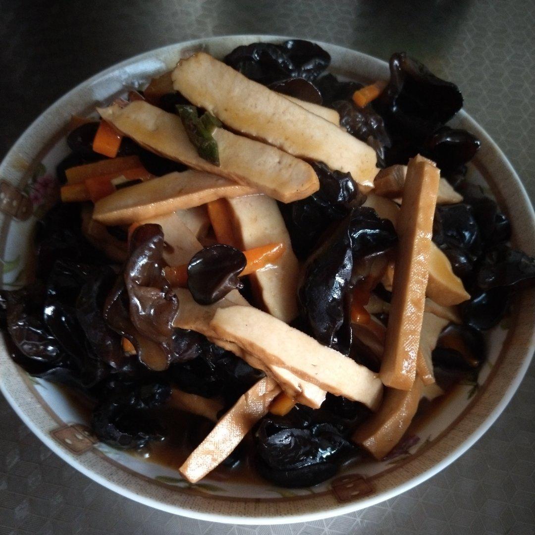 胡萝卜香菇炒木耳