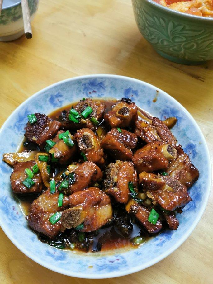 糖醋排骨的家常做法，色泽红亮，口感醇厚，好吃的停不下来