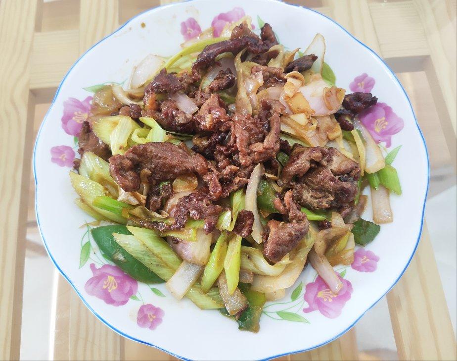 厨师长教你：“葱爆牛肉”的家常做法，葱香味浓郁先收藏起来