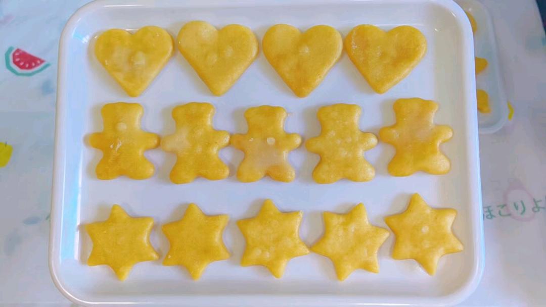 宝宝不爱吃饭怎么办？那就换个花样，宝宝秒变饭霸！！宝宝多吃发酵食物长的壮，今天安排一个粗粮主食：玉米面卡通小馒头。可爱的卡通造型，简单好做，让宝宝爱上吃饭！