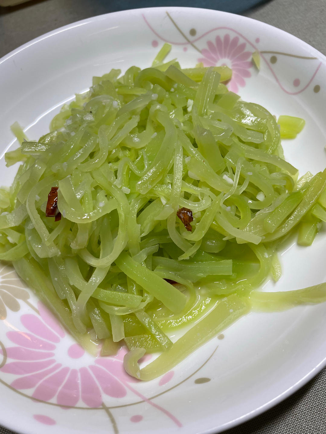 厨师长教你：夏日开胃小菜“凉拌莴笋丝”的家常做法，简单易学赶紧收藏吧