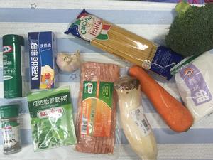 电饭锅食谱：奶油蔬菜培根意面的做法 步骤1