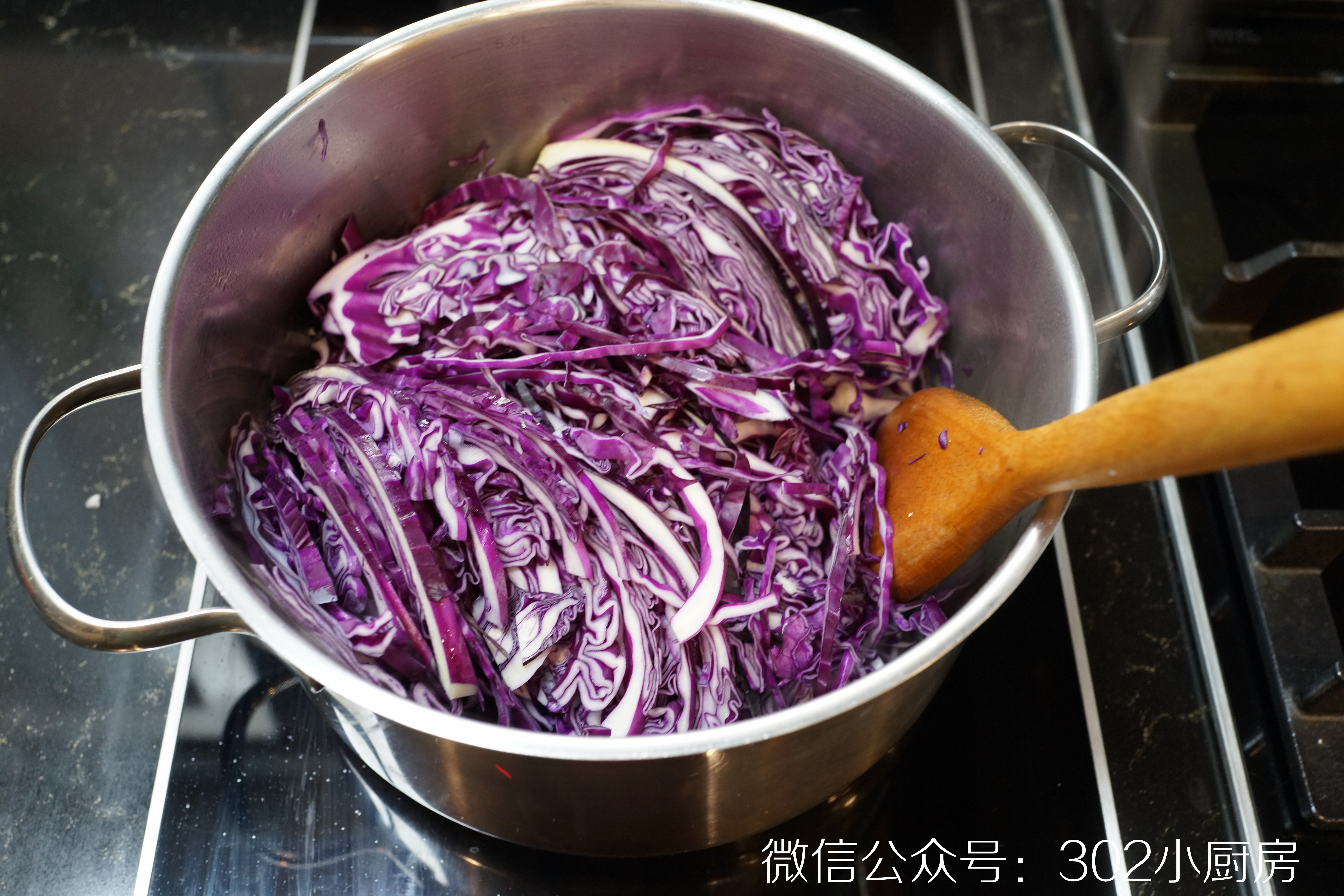 紫甘蓝酸菜（非腌渍，德式烤猪肘配菜）<302小厨房>的做法 步骤5