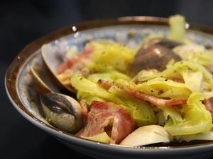 《昨日的美食》之培根高丽菜蛤蜊蒸的做法 步骤8