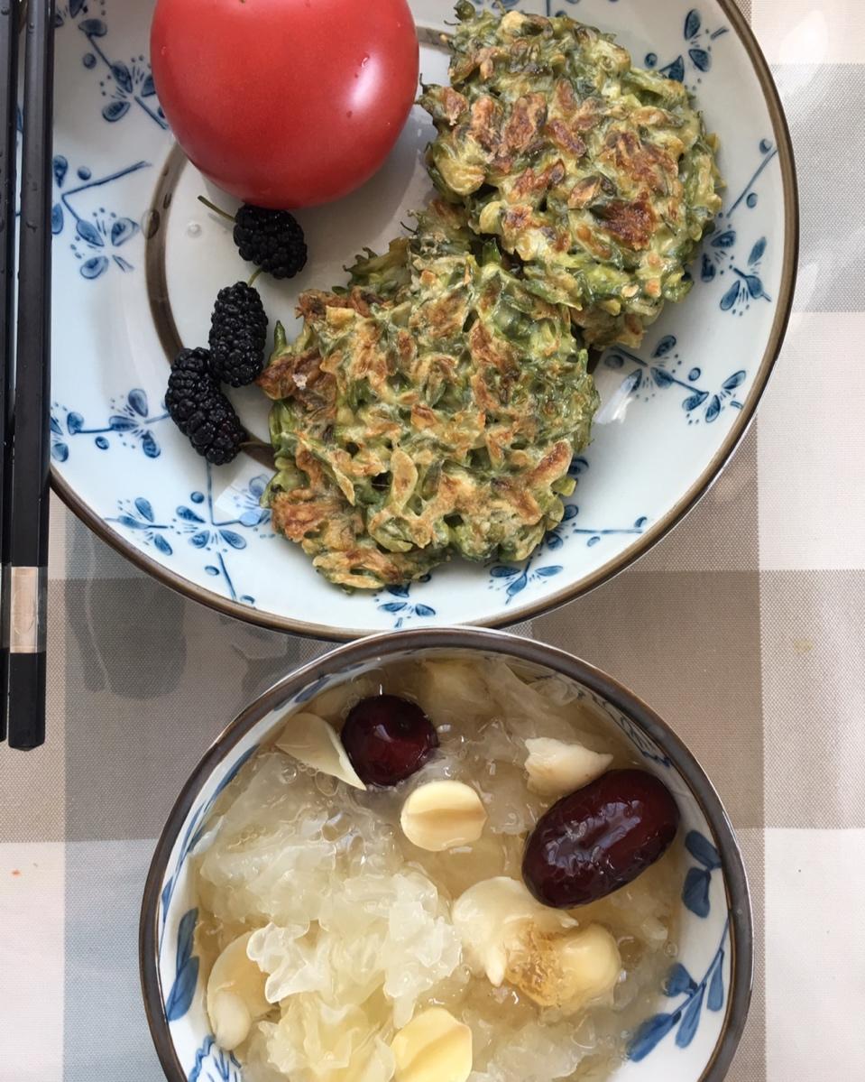 爱上槐花饼