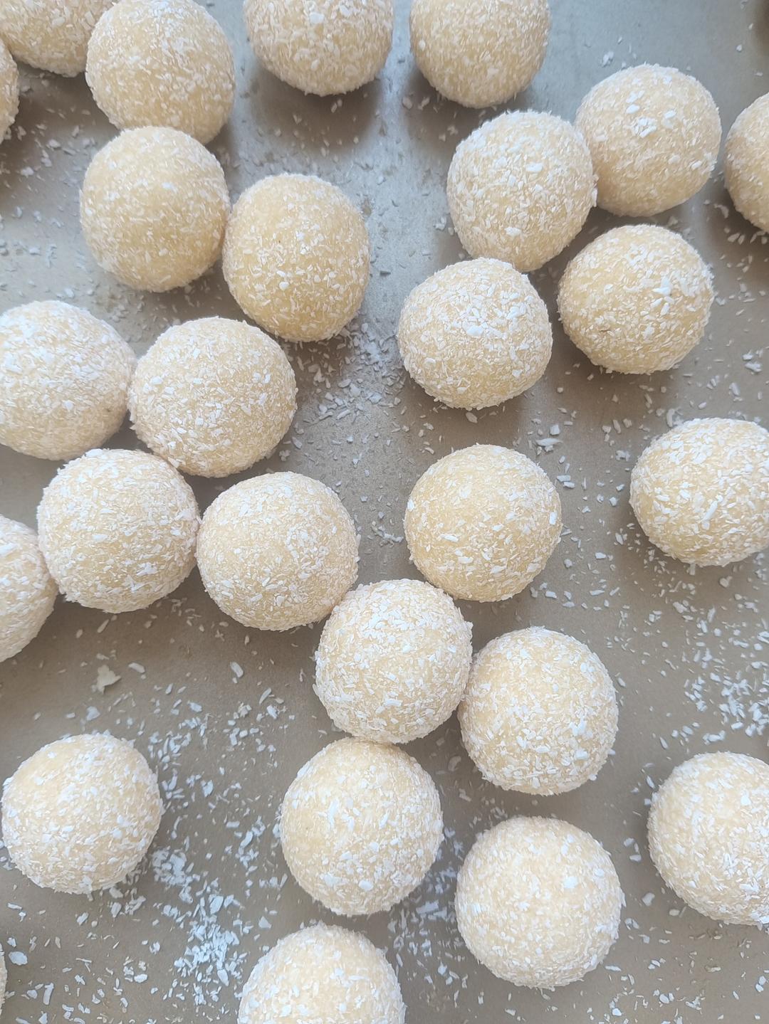 一口一个的椰蓉球