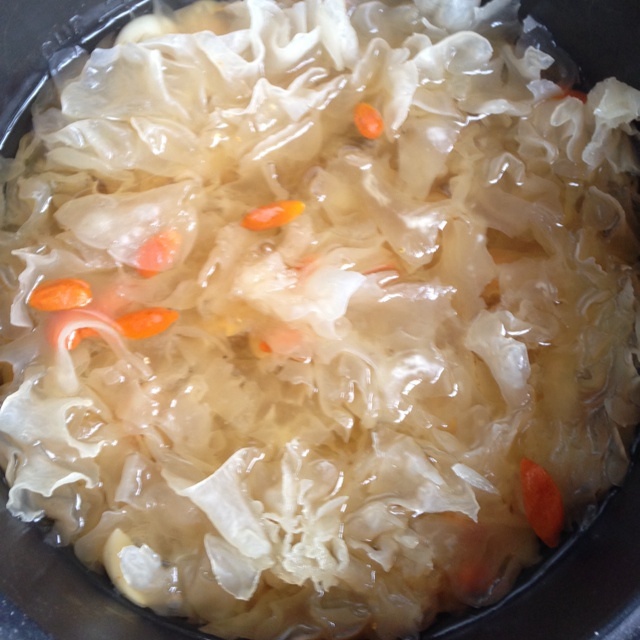 银耳莲子百合汤的做法