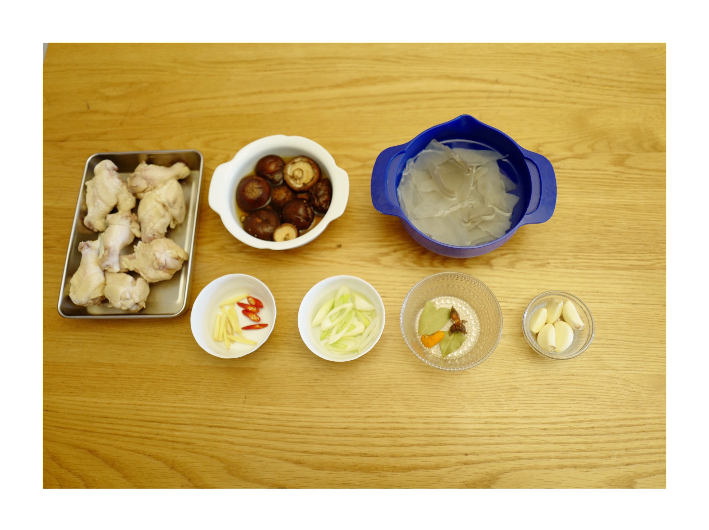 食材的绝妙搭配—鸡腿香菇炖粉皮的做法 步骤1