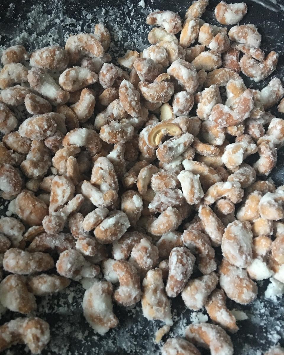 挂霜油炸腰果