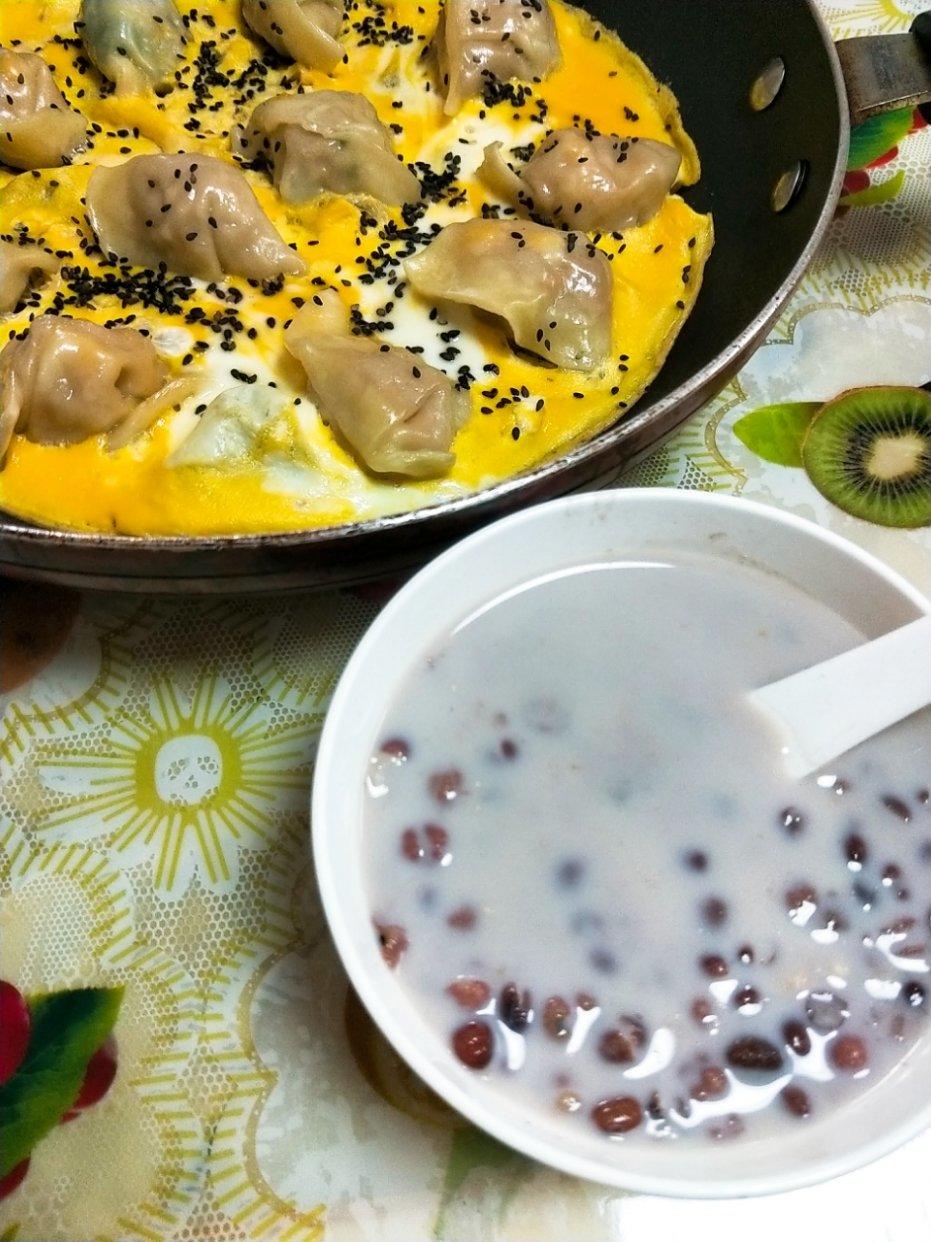 红枣红豆薏仁牛奶粥