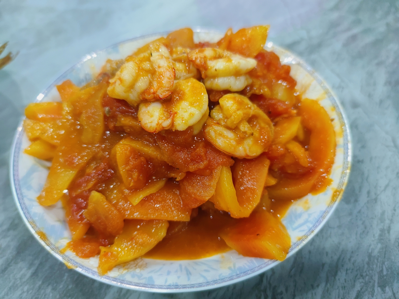茄汁大虾焗木瓜的做法