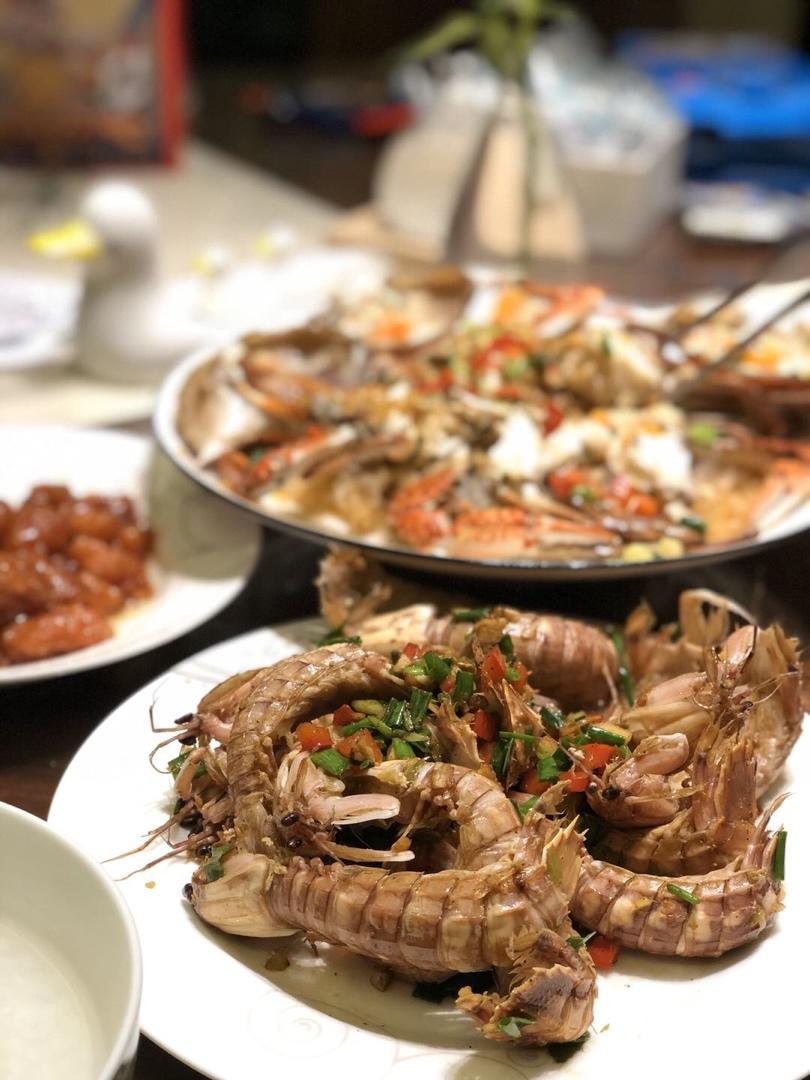 无油炸版的椒盐皮皮虾和巧拨虾壳的方法