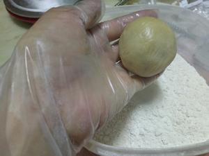 广式莲蓉蛋黄月饼的做法 步骤12
