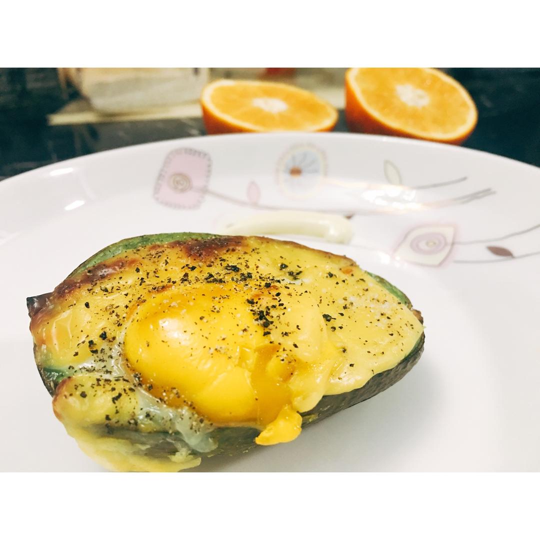 牛油果烤鸡蛋