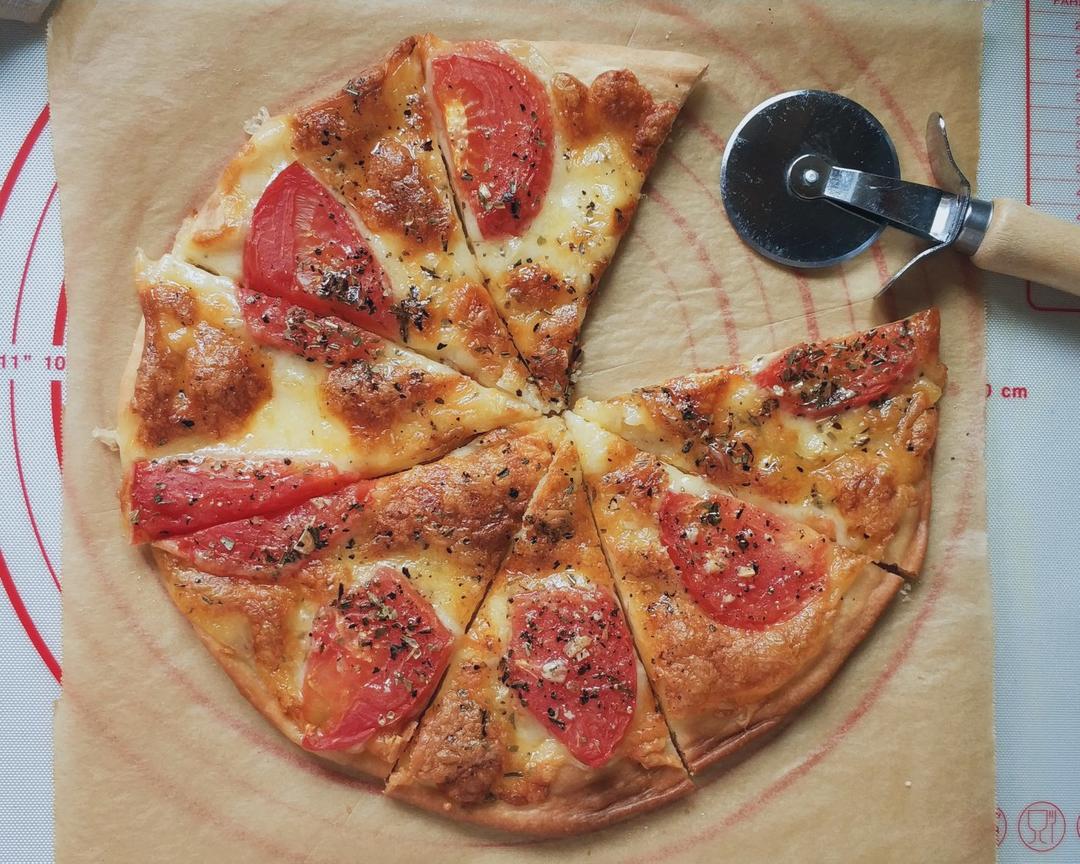 番茄芝士薄底披萨