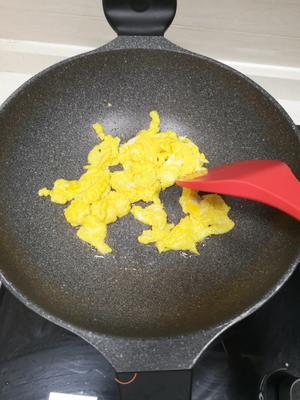 快手菜-香菇虾仁鸡蛋小炒的做法 步骤2