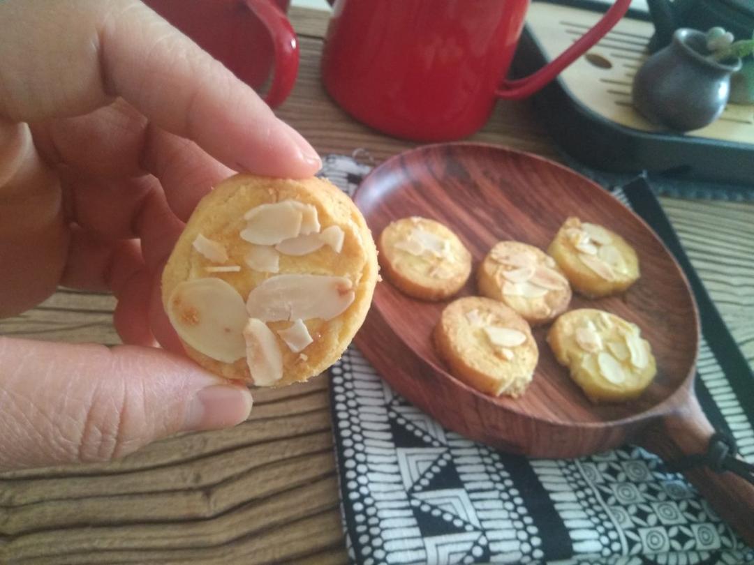 酥的掉渣的杏仁曲奇饼干