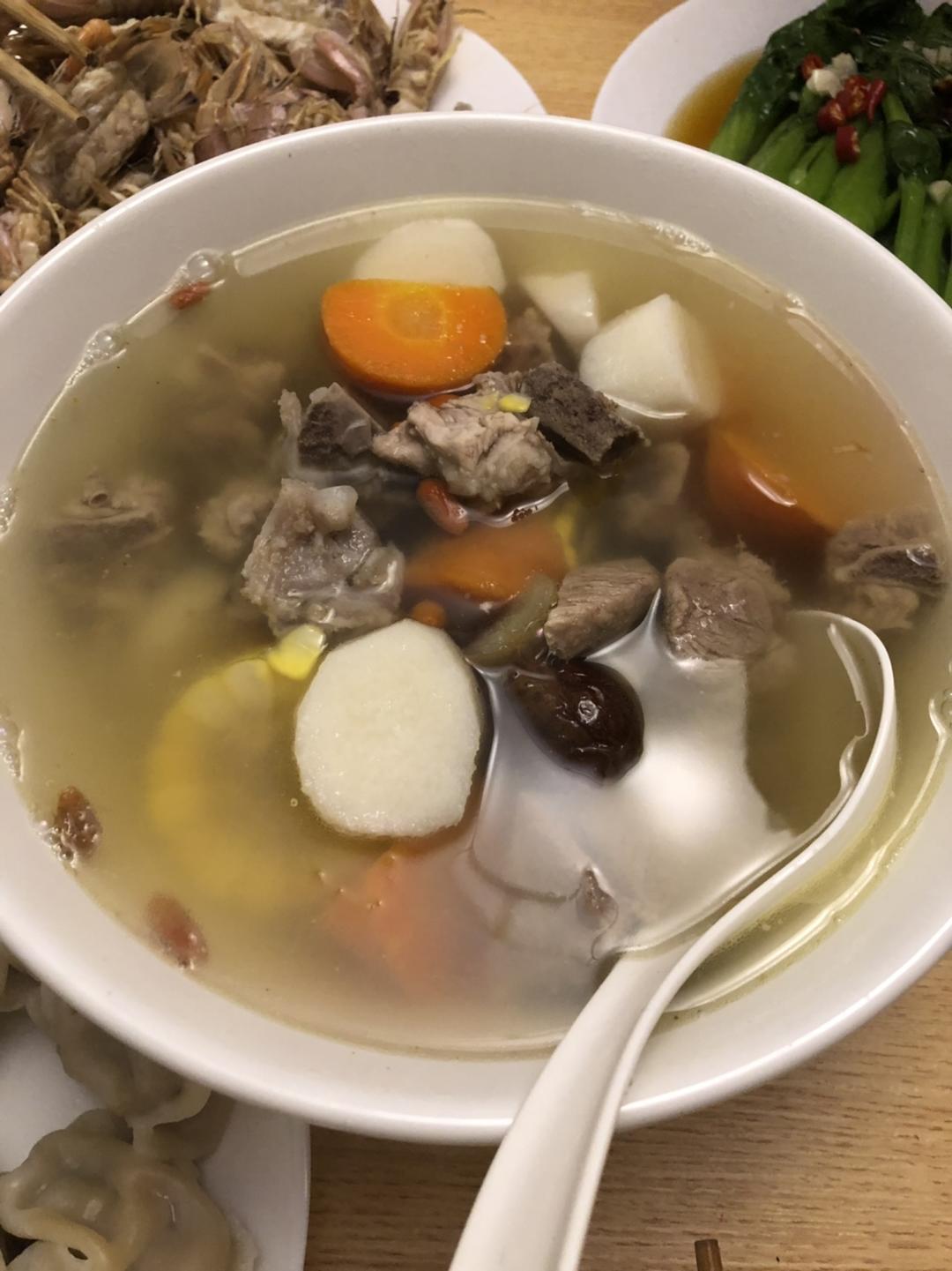 电饭煲山药玉米排骨汤（加胡萝卜红枣枸杞）