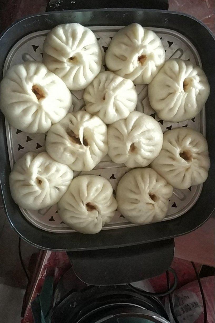 松软多汁的肉包子