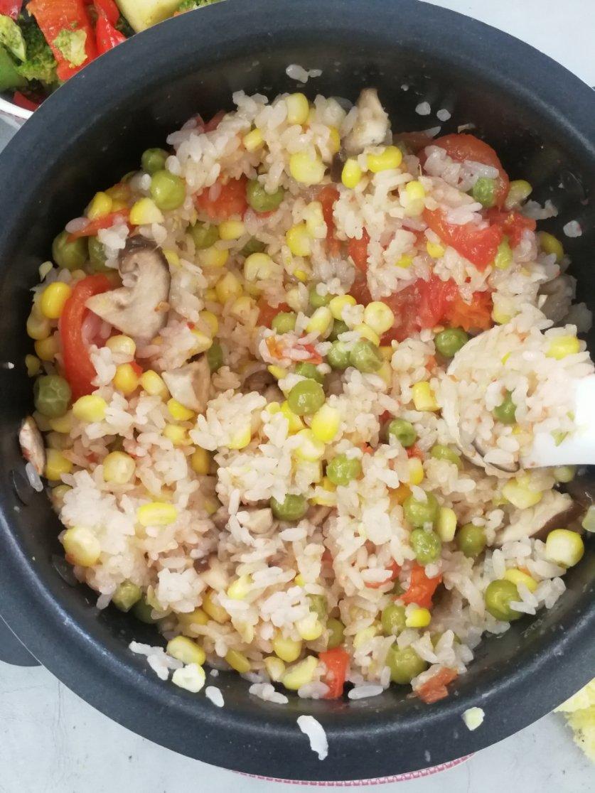 电饭锅焖饭征服了两个男人