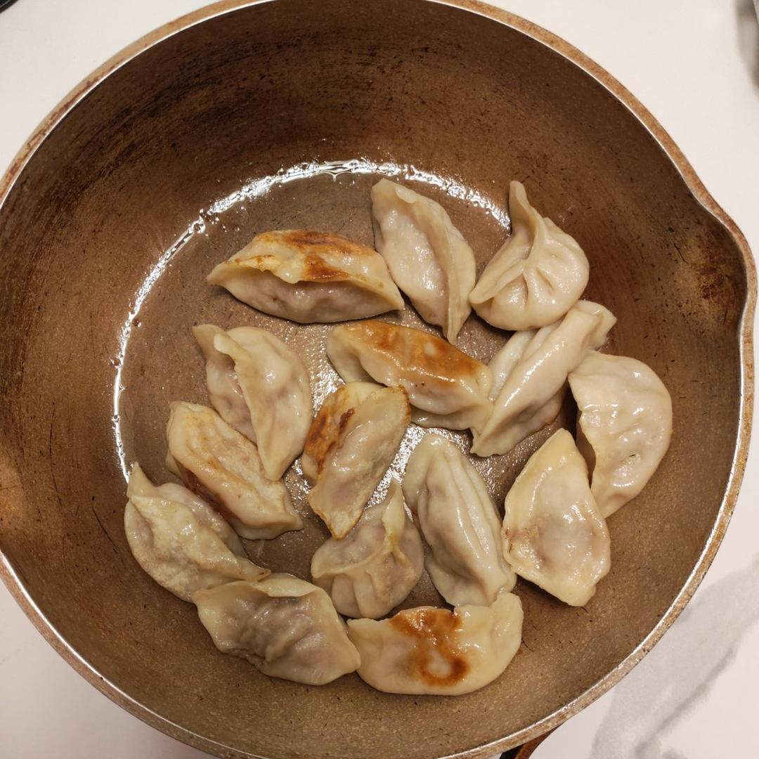 冰箱冷冻水饺做煎饺