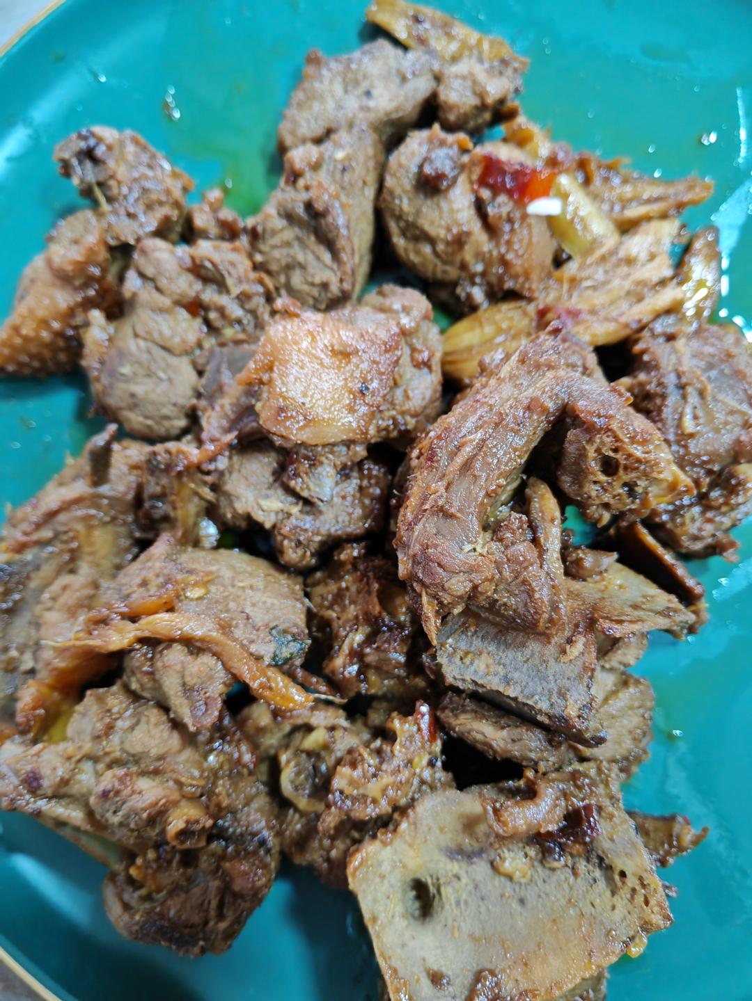 传统正宗的啤酒鸭配方和做法，鲜嫩香浓，只需炒千万不要焯水