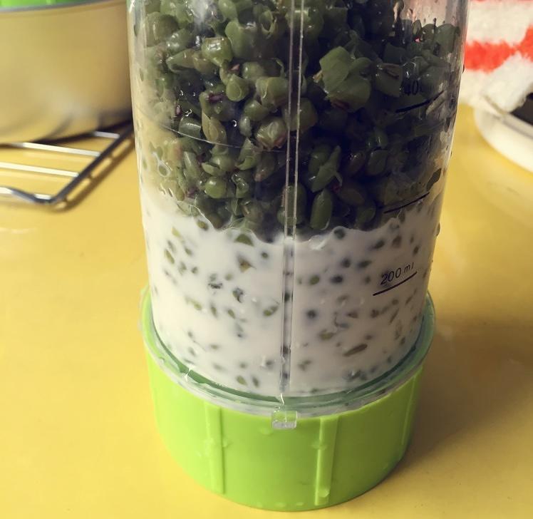 绿豆糕剩下的绿豆皮的好去处（牛奶绿豆皮饮）的做法