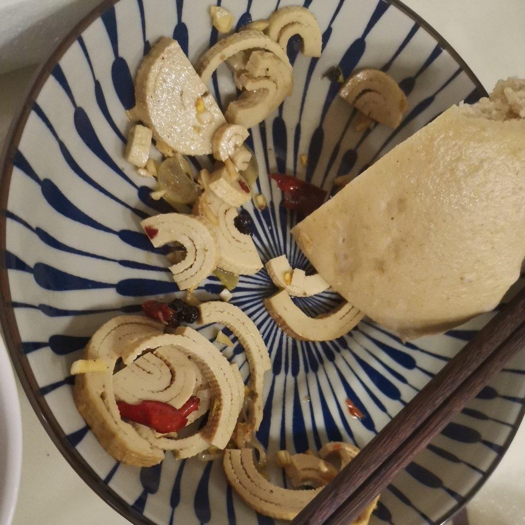 凉拌豆腐干(凉拌菜通用，宝贝儿子“念念不忘”之二,他喜欢的“微微辣”级别)