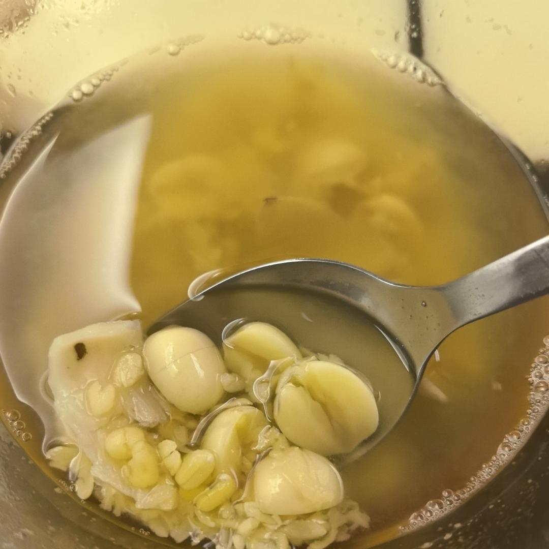 第一道秋季润肺百合莲子糖水