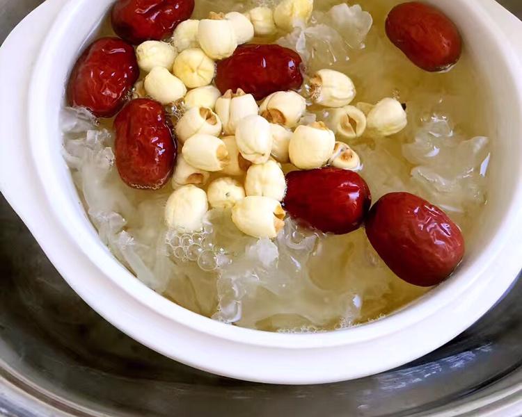 秋季养生银耳莲子红枣润肺养颜汤水