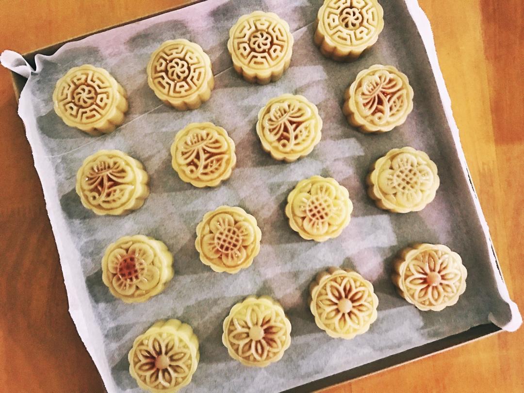 广式莲蓉（豆沙）蛋黄月饼（超详细步骤）