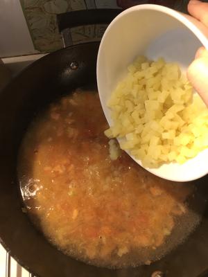 堂妈小厨——番茄土豆疙瘩汤的做法 步骤1