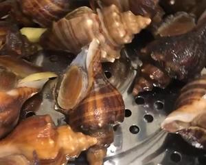 螃蟹海螺一锅蒸的做法 步骤4