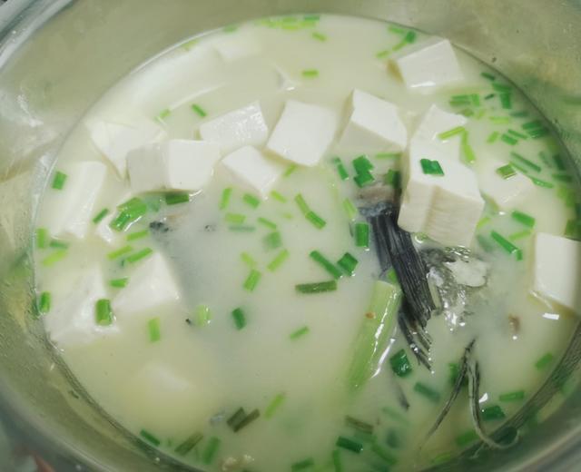 奶白奶白的鱼头豆腐汤的做法