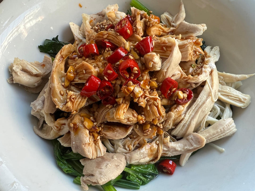 解馋减脂餐！酸辣开胃又下饭的菠菜拌金针菇