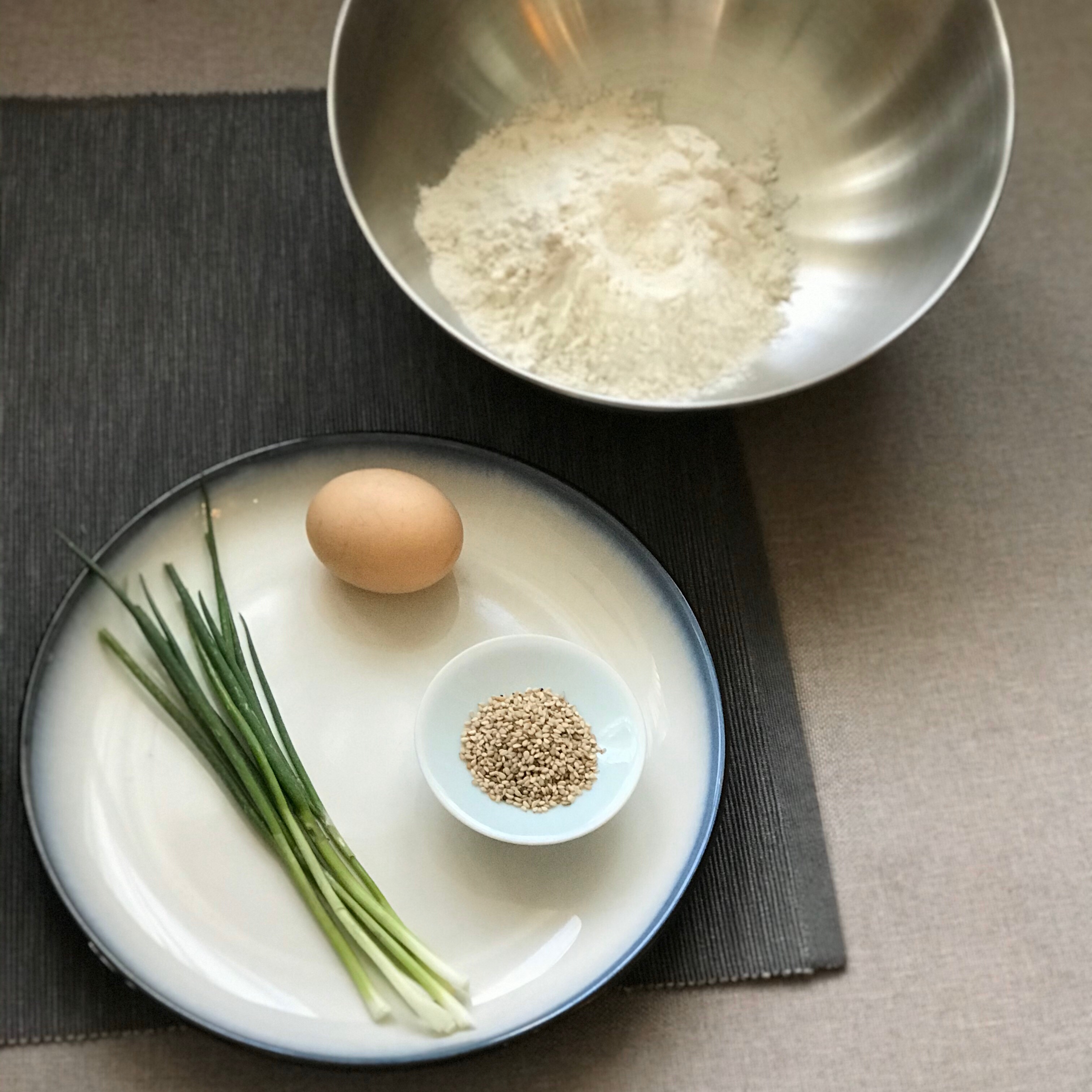 鸡蛋葱花蛋饼的做法 步骤1