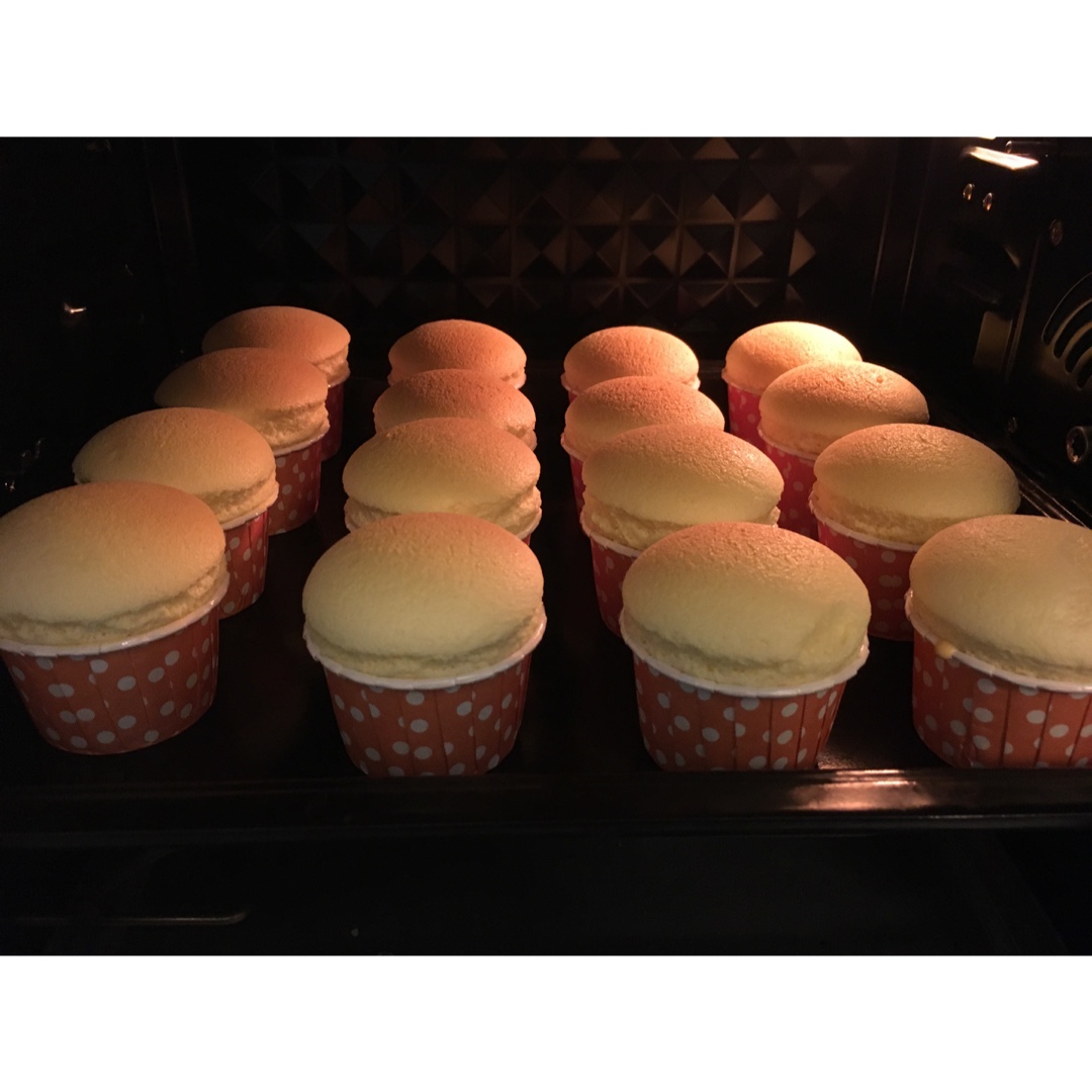 软绵绵戚风纸杯蛋糕