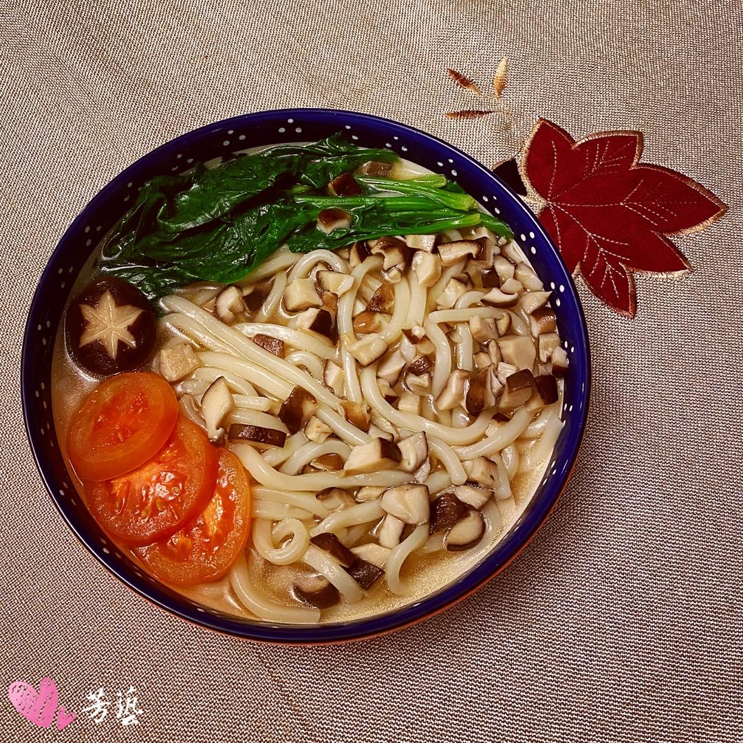 菌汤面条 看得见的香菇 尝得到的鲜美 这才是真正的菌汤