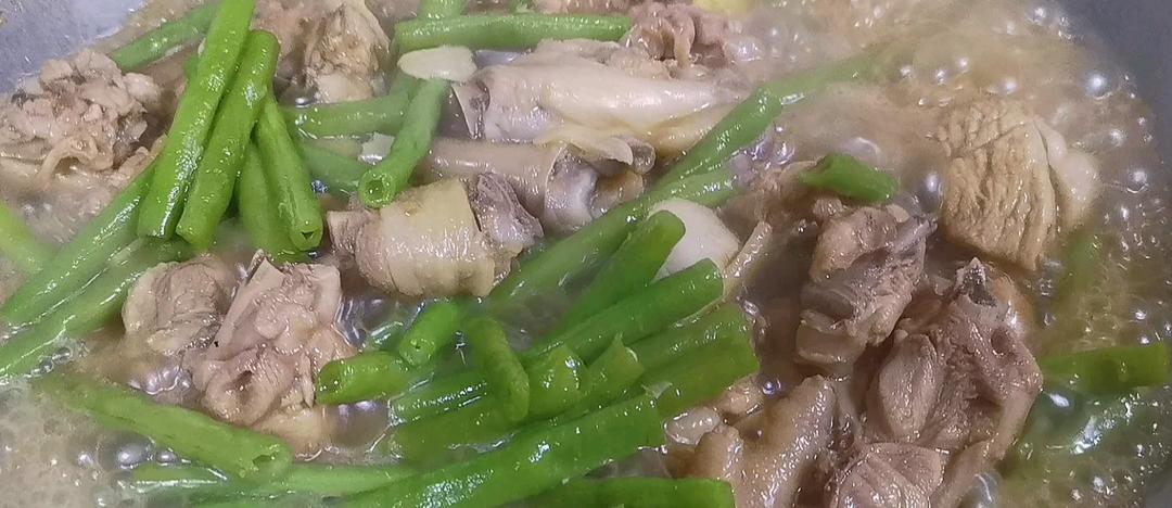 热气腾腾的豆角焖鸡的做法